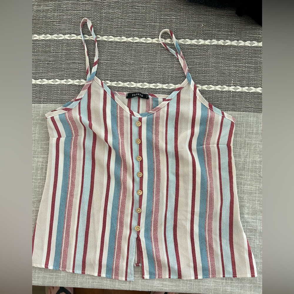 Brand: Papaya.   Size: small.  Multicolor